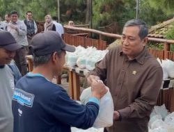 Rokhmat Ardiyan Sapa Tukang Bangunan, Bagikan 1.000 Paket Sembako: “Ini Titipan dari Presiden Prabowo”
