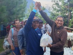 Empati dan Aksi Nyata, HRA Bantu Buruh Harian Lepas di Kuningan