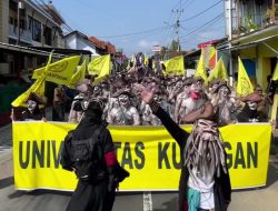 Mahasiswa Uniku Suarakan Pesan Lingkungan Lewat Teatrikal Jalanan “Air untuk Anak Cucu”