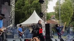 Band Kotak Guncang Kuningan di Puncak Hari Jadi ke-527, Bupati Dian Ikut Nyanyi di Panggung