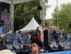 Band Kotak Guncang Kuningan di Puncak Hari Jadi ke-527, Bupati Dian Ikut Nyanyi di Panggung